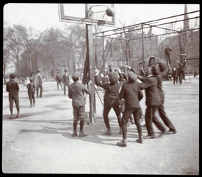 Veduta di ragazzi che giocano a basket in un campo a Tompkins Square Park il Giorno dell